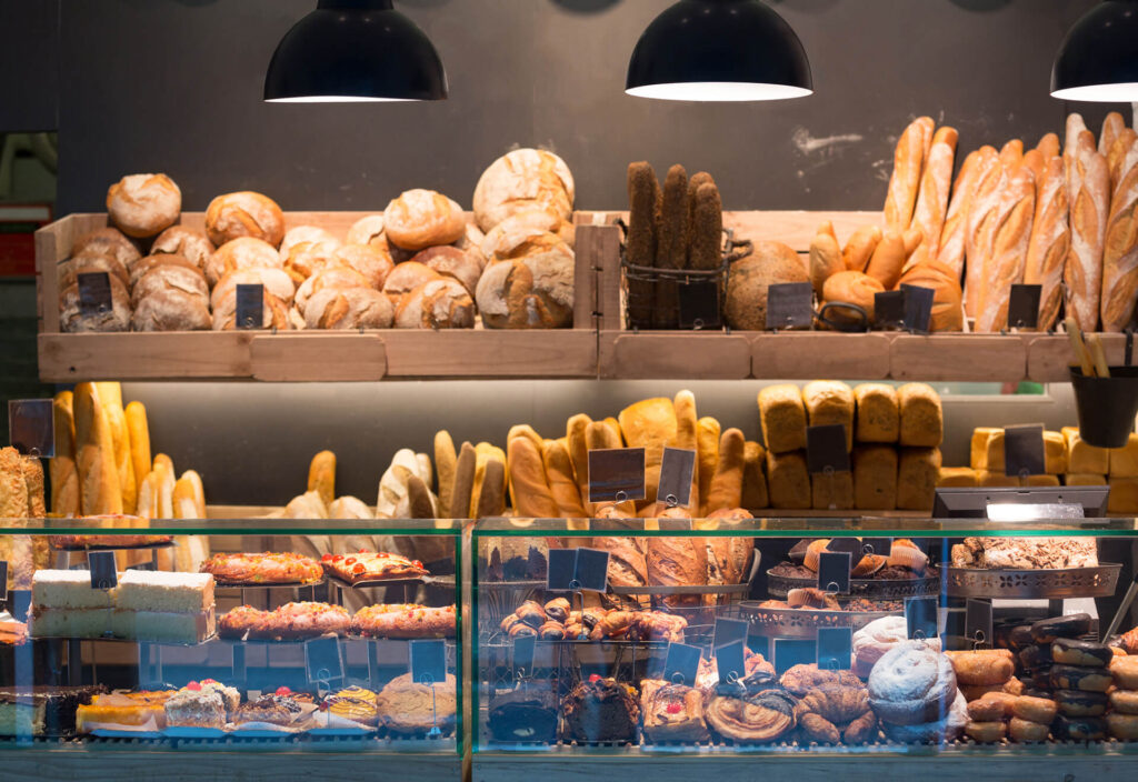 Bäckerei-Front mit verschiedenen Backwaren in und hinter der Theke