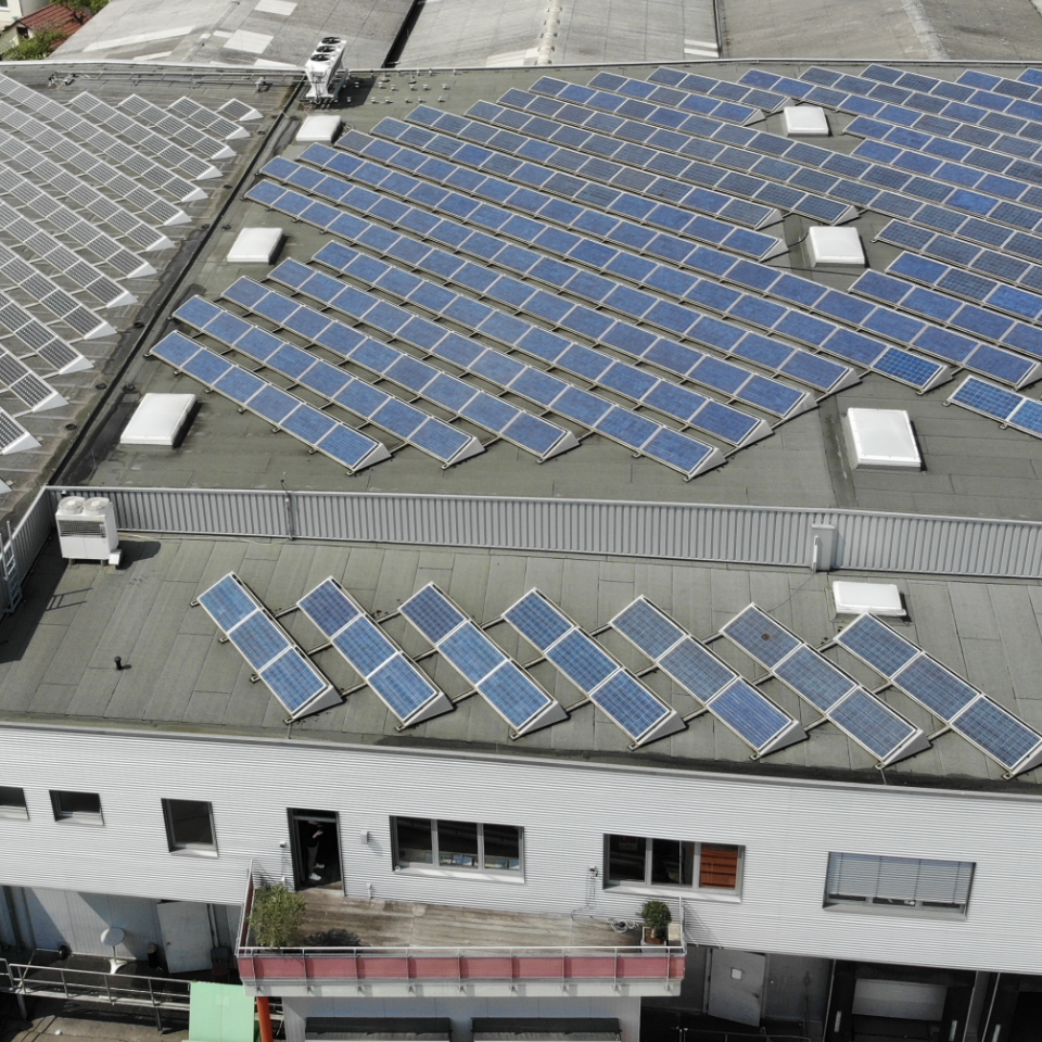 Solarpanelen auf dem Dach des Firmengebäudes