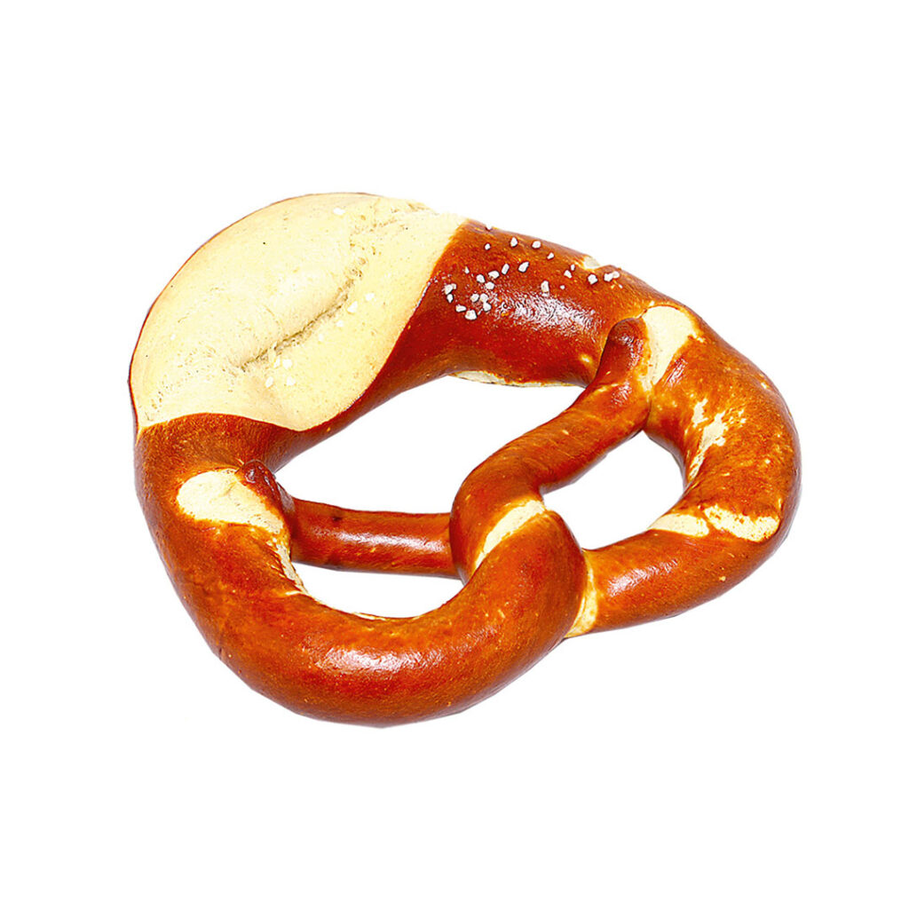 Eine frisch gebackene goldbraune Laugenbrezel mit glänzender Oberfläche, bestreut mit Salzkristallen