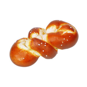 Ein frisch gebackenes Laugenzöpfle mit einer goldenen Kruste und Salzkörnern, isoliert auf weißem Hintergrund.