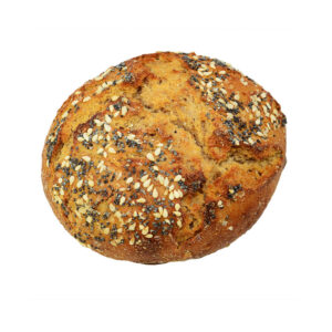 Ein frisch gebackenes Kartoffelweck-Dinkel, reichlich bestreut mit Sesam- und Mohnsamen, präsentiert seine knusprige Kruste.