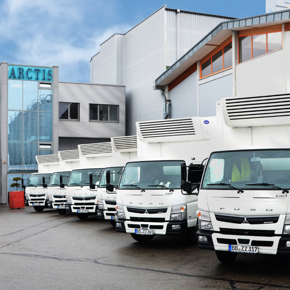 Die LKW flotte von ARCTIS vor dem Firmengebäude