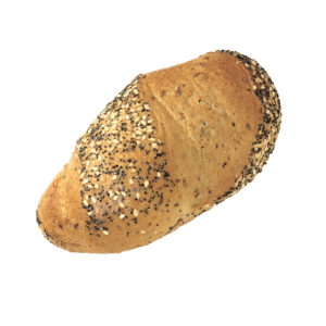 Frisch gebackene Körnerquarkstange mit einer knusprigen Kruste und bestreut mit einer Vielfalt an Saaten.