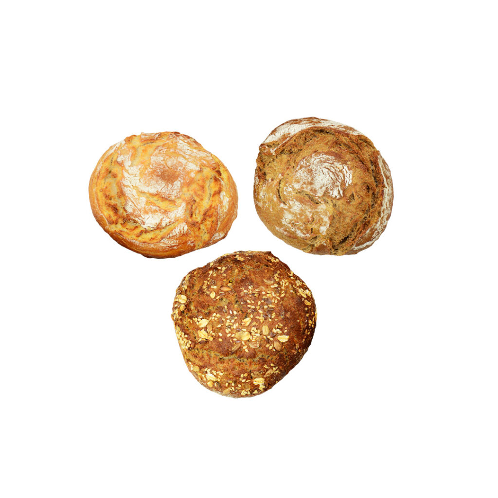 Drei verschiedene Arten von Mini-Kartoffelwecken, frisch und knusprig, isoliert auf weißem Hintergrund.