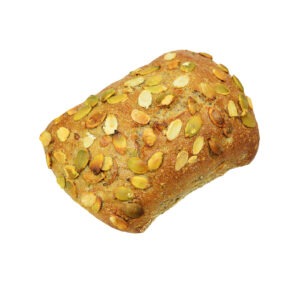 Frisch gebackenes Kürbiskernbrötchen mit knuspriger Kruste und sichtbaren Kürbiskernen.