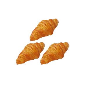 Drei goldbraune Mini-Buttercroissants auf einem weißen Hintergrund.