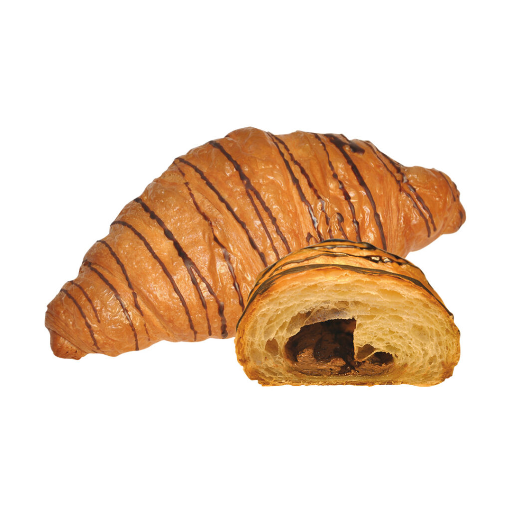 Frisch gebackenes Nuss-Nougat-Croissant mit sichtbarer Füllung.