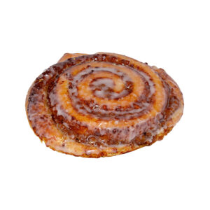 Frisch gebackene Schneckennudel mit Zuckerguss und Streuseln auf weißem Hintergrund