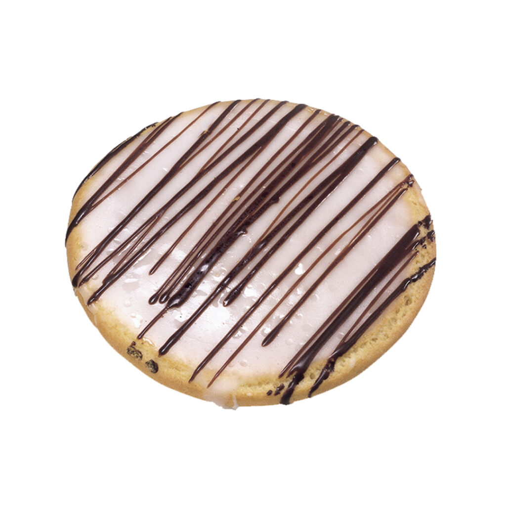 Klassischer Amerikaner Keks mit Schokoladenstreifen auf weißem Hintergrund