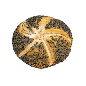 Frisch gebackenes Mohnbrötchen mit reichlich Mohn bestreut auf weißem Hintergrund.