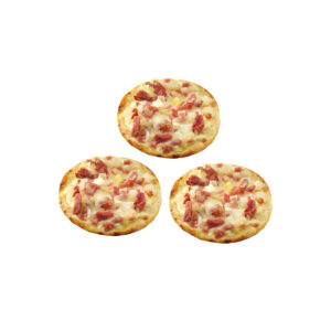 Drei goldbraune Mini-Flammküchle mit knusprigem Rand, belegt mit Speck und Zwiebeln.