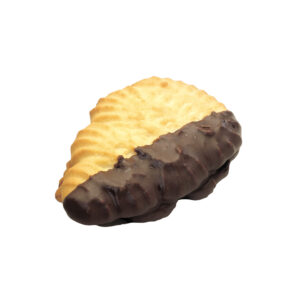 Halb mit Schokolade überzogener herzförmiger Keks auf weißem Hintergrund.