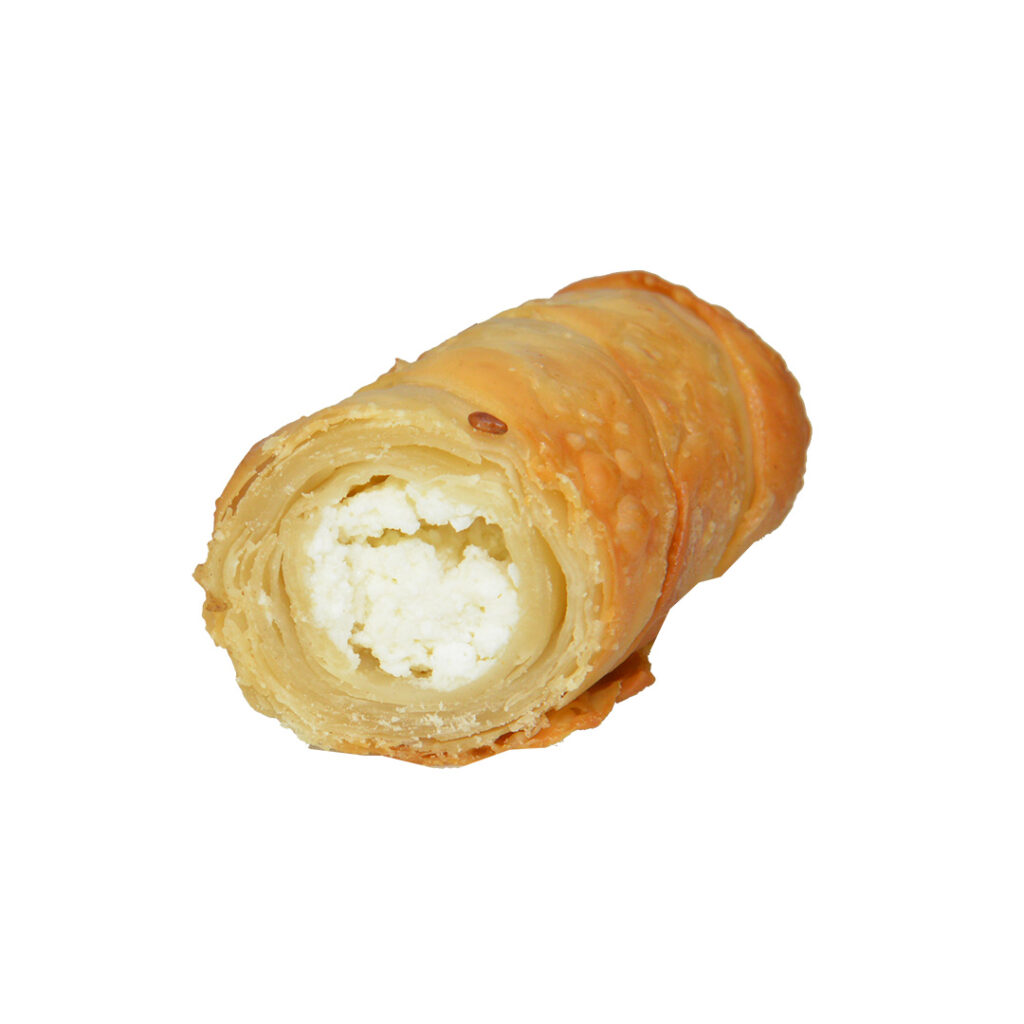 Goldbrauner, knuspriger Börek-Stick mit sichtbarer Käsefüllung auf weißem Hintergrund.