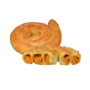 Frisch gebackene Kartoffelschnecke auf weißem Hintergrund.