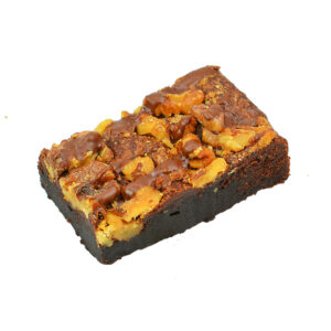 Klebriger Double-Chocolate-Brownie mit Schokoladenstücken und Nüssen.