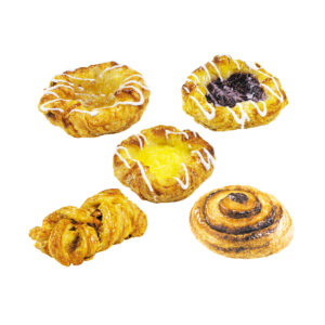 Verschiedene Arten von Dänischplunder aus Blätterteig mit Glasur auf weißem Hintergrund.