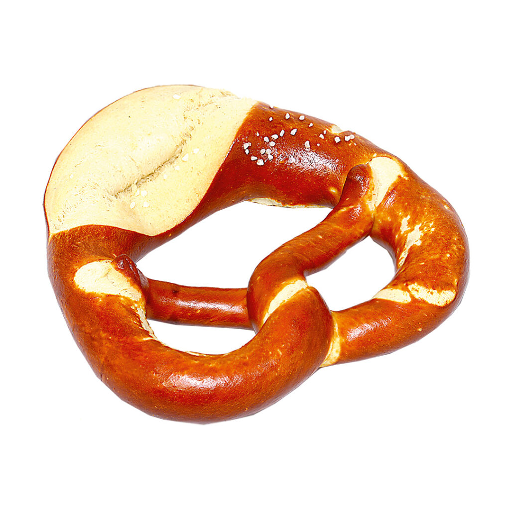 Eine frisch gebackene goldbraune Super-Schwabenbrezel mit glänzender Oberfläche, bestreut mit Salzkristallen