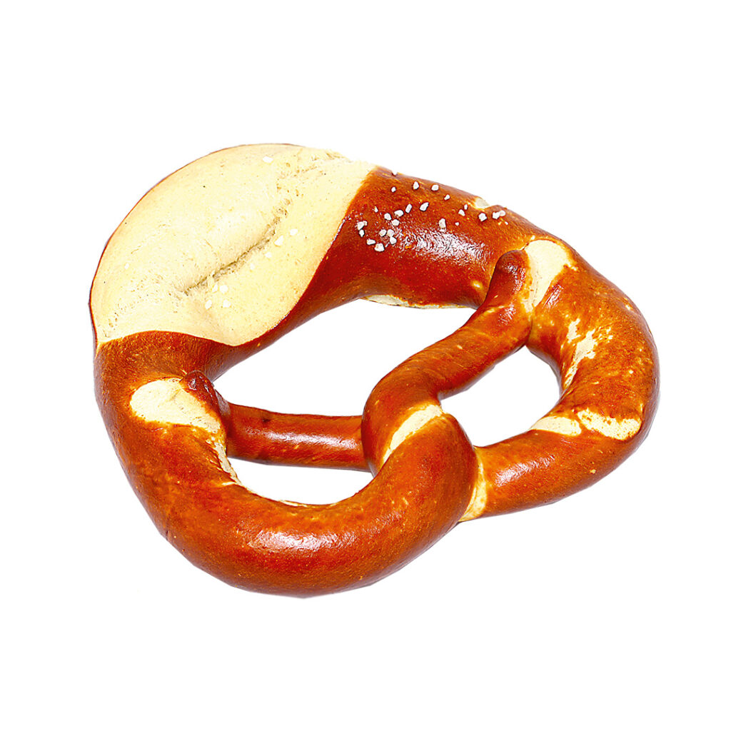 Eine frisch gebackene goldbraune schwäbische Laugenbrezel mit glänzender Oberfläche, bestreut mit Salzkristallen