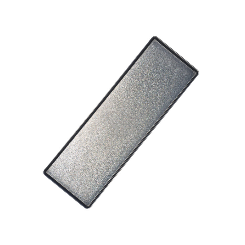 Ein leeres, rechteckiges Thekenblech mit einer glänzenden Oberfläche, bereit für die Präsentation von Tiefkühlbackwaren.