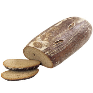 Ein frisches Roggenmischbrot, teilweise in Scheiben geschnitten, auf einem weißen Hintergrund.