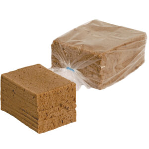 Ein frisches Roggenmischbrot, halb in durchsichtiger Plastikfolie verpackt, liegt neben einem Stapel gleichmäßig geschnittener Scheiben.