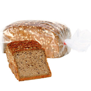 Ein frisches Mehrkornbrot, verpackt in einer klaren Plastiktüte, mit einigen geschnittenen Scheiben daneben, die seine weiche Textur und körnige Oberfläche zeigen.