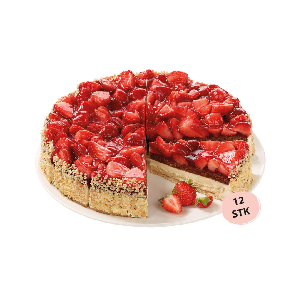 Ein appetitlicher Erdbeerfruchtkuchen, halbiert und reichlich mit frischen, glänzenden Erdbeeren belegt, serviert auf einem weißen Teller.