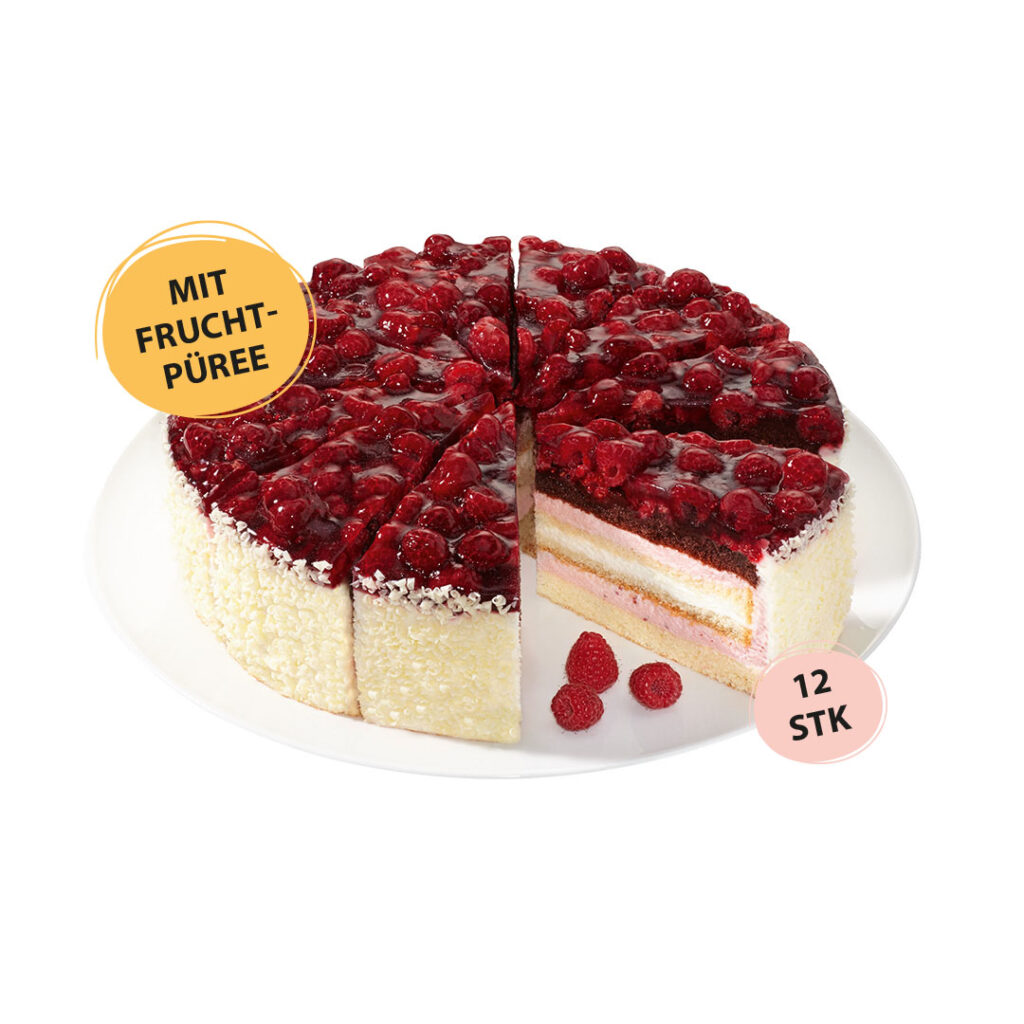 Ein köstliches Stück Himbeer-Joghurt-Sahne-Torte, geschnitten und mit einer Fülle von roten Beeren verziert.