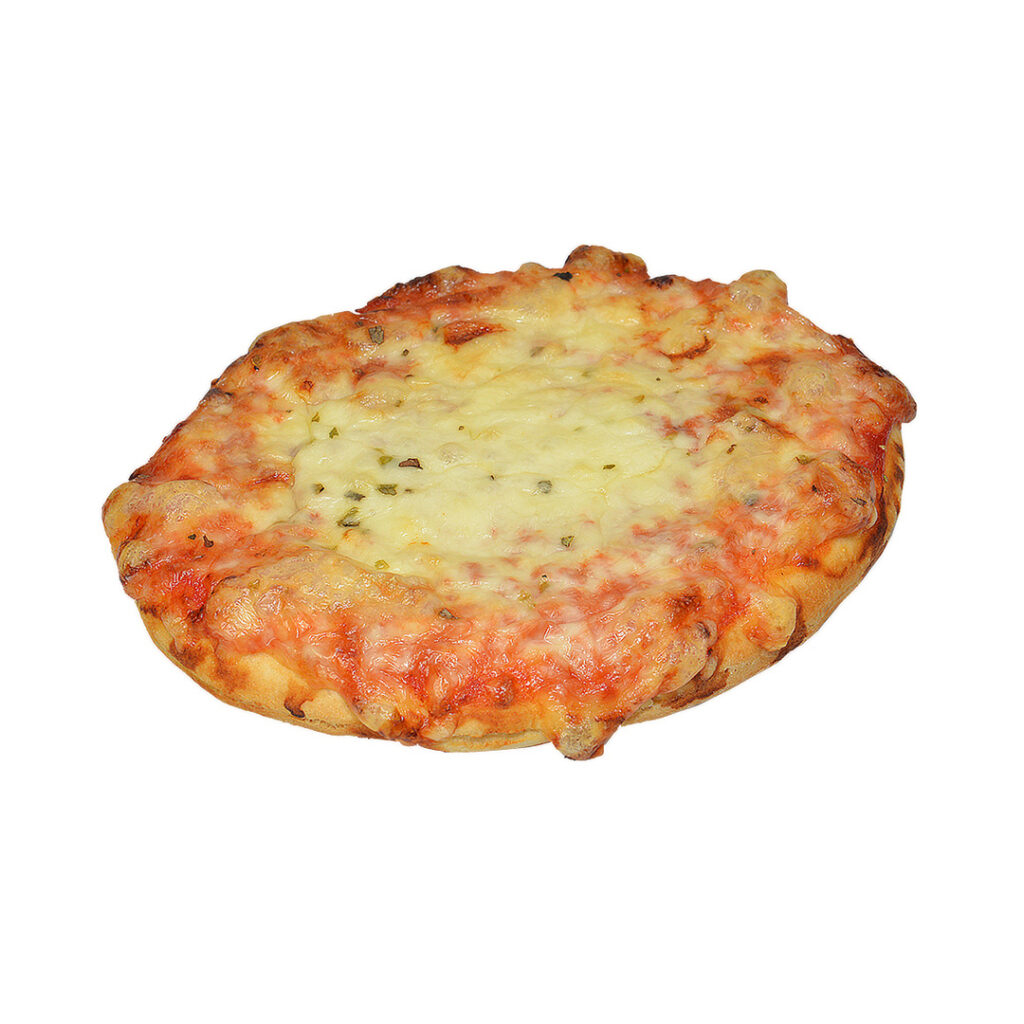 Ein appetitliches Stück knusprige Tiefkühlpizza mit goldbraun überbackenem Käse, isoliert auf weißem Hintergrund.