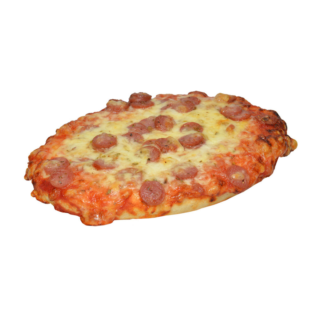 Ein appetitliches Stück Pepperoni-Pizza mit goldbraunem Käse und saftigen Pepperoni-Scheiben auf weißem Hintergrund.