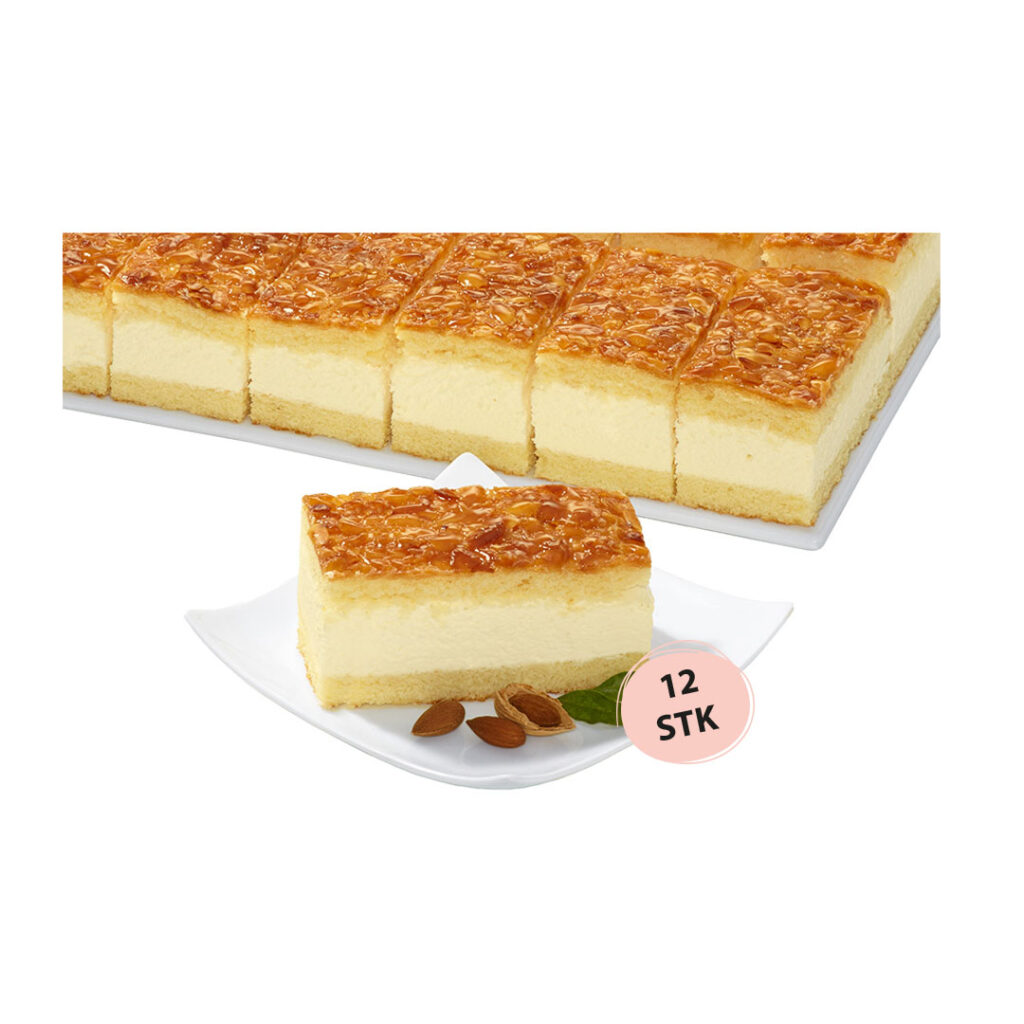 Ein köstliches Stück Bienenstich-Kuchen auf einem weißen Teller, garniert mit Mandeln, neben einem größeren Kuchen, der in 12 Stücke geschnitten ist.