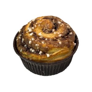 Eine goldbraune Zimtschnecke mit knusprigem Hagelzucker, serviert in einer schwarzen Papierform, perfekt für eine süße Auszeit.