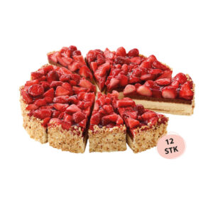 Ein köstlicher Erdbeer-Fruchtkuchen mit saftigen Erdbeeren, feinem Biskuitboden und knackigen Haselnusskanten, bereits in 12 Stücke vorgeschnitten.