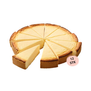 Eine goldbraun gebackene Rahm-Käse-Torte mit einer cremigen, sahnigen Füllung, vorgeschnitten in 12 gleichmäßige Stücke.